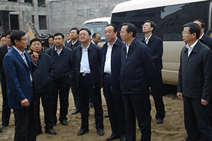2011年，時任國家農業部部長韓長賦（右三）視察威龍公司